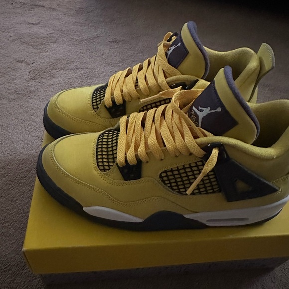 Jordan Retro 4 lighting yellow size 7 youth preowned with original box - Picture 3 of 7